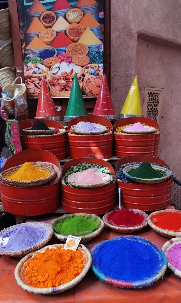 Pigments et épices colorés au souk de Marrakech