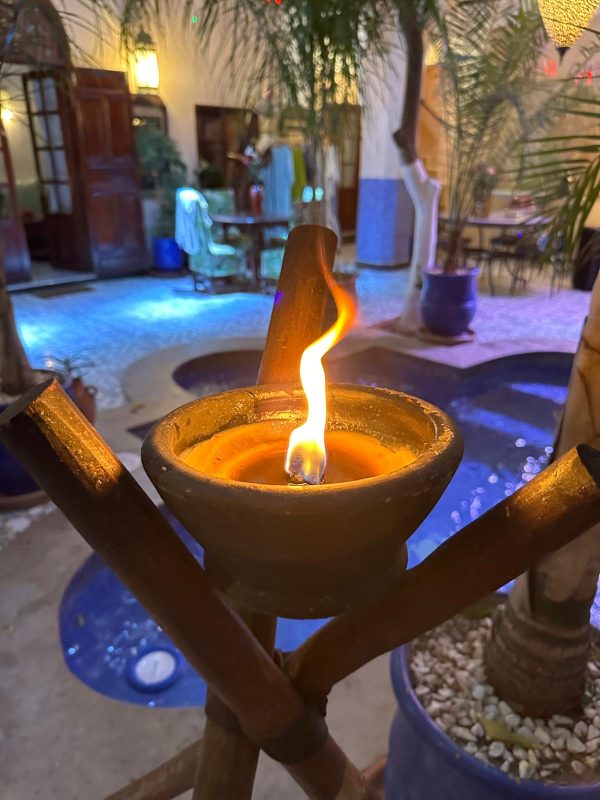 Patio d’un riad éclairé à la lanterne le soir